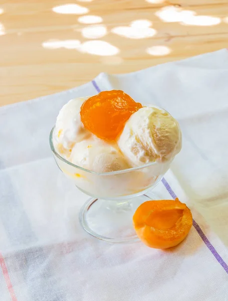 Vanilla ice cream scoops with homemade apricot jam in glass bowl — Stock Photo, Image