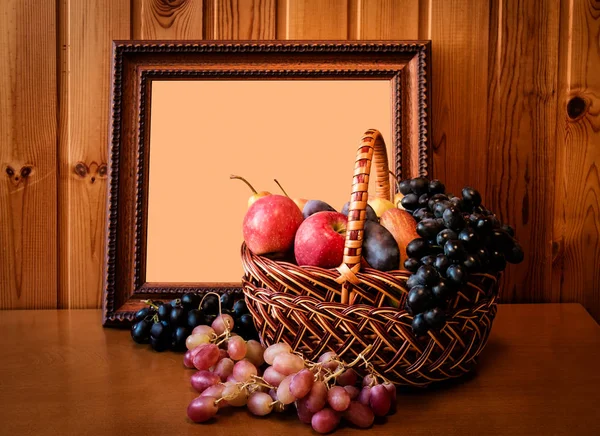 Fruits frais dans le panier et le cadre photo. Concentration sélective — Photo