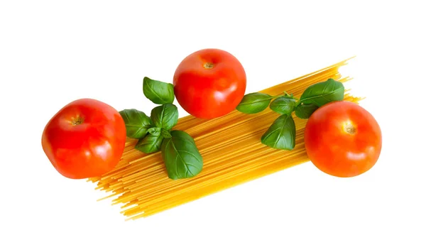 Rohe Spaghetti mit frischen Tomaten und Basilikumblättern isoliert — Stockfoto