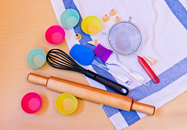 Mutfak pişirme kapları ahşap arka plan üzerinde