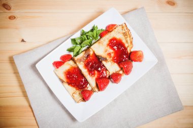 Krep taze çilek ve ahşap zemin üzerine reçel ile.