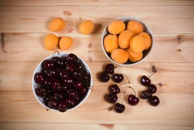 Kase taze kayısı ve kiraz çilek ile