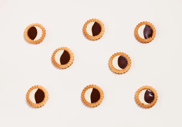 Patroon gemaakt van zoete shortbread koekjes met chocolade en vanille crème — Stockfoto