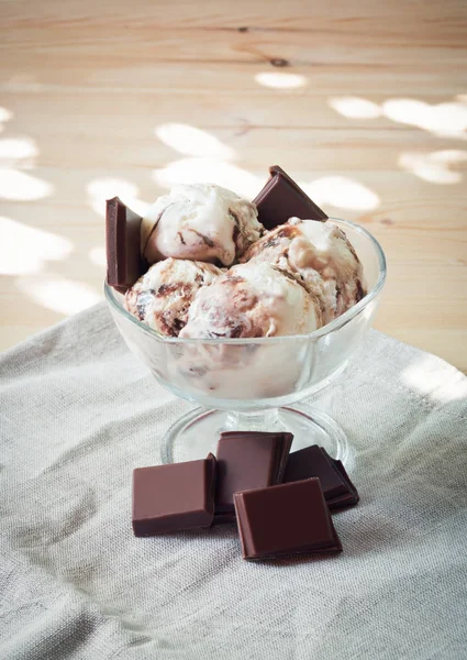 Vanilj glass skopor med choklad i skål — Stockfoto