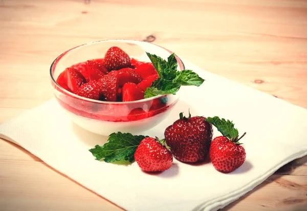 Pannacotta med jordgubbar och mynta i litet glasskål. Selektivt fokus. — Stockfoto