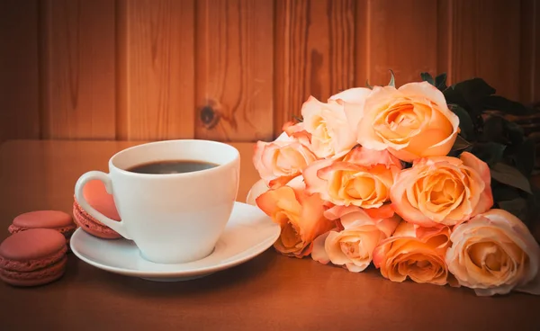 Tazza di caffè con bouquet di fiori di rose rosa. Focus selettivo . — Foto Stock