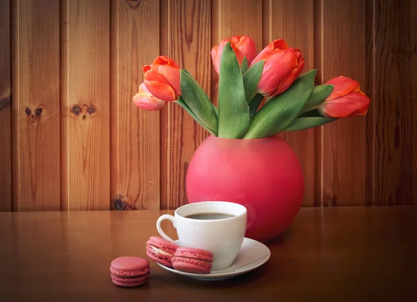 Tazza di caffè e fiori di tulipano — Foto Stock