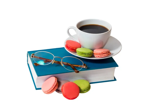 Kniha, sklenice a bílý šálek kávy s makaróny, samostatný — Stock fotografie