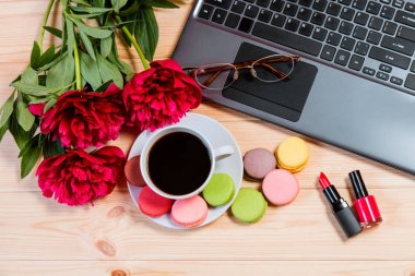 Danışma dizüstü bilgisayar, Şakayık çiçekleri, ruj ve kahve. Üstten Görünüm.