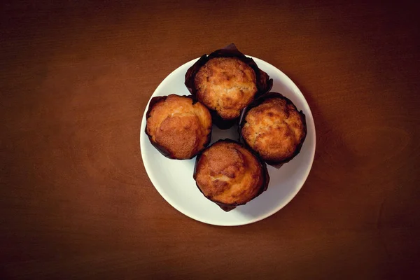 Vanille muffins in papieren cupcake houders. Bovenaanzicht. — Stockfoto