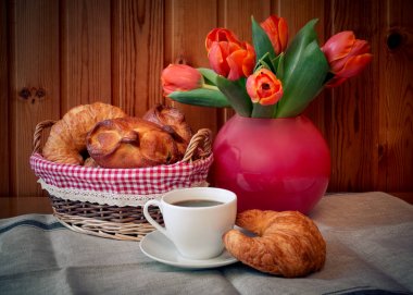 Bir fincan kahve, pasta ve Lale çiçek. Seçici odak.