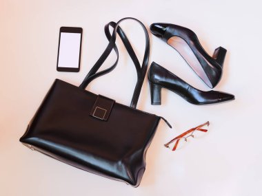 Deri çanta, Ayakkabı, smartphone ve gözlük Üstten Görünüm