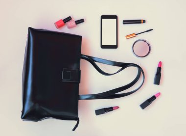 Siyah deri kadın çanta kozmetik ve akıllı telefon 