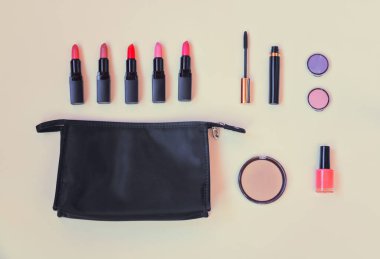 Kozmetik güzellik ürünleri ile siyah makyaj çantası