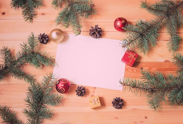 Tarjeta vacía para su texto, bolas de Navidad, regalos y ramas de abeto sobre fondo de madera . —  Fotos de Stock