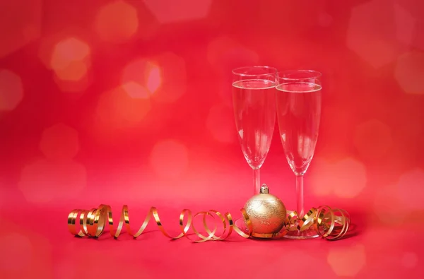 Brýle šampaňského a vánoční ples na růžovém pozadí. — Stock fotografie