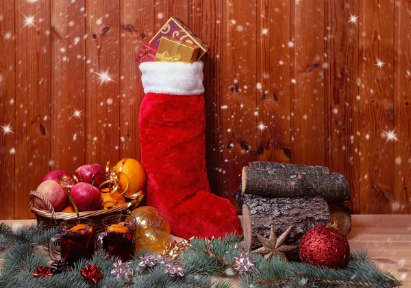Meyveli hasır sepet, tüylü Noel çorabı, sıcak şarap, yakacak odun yığını ve noel topları.. — Stok fotoğraf
