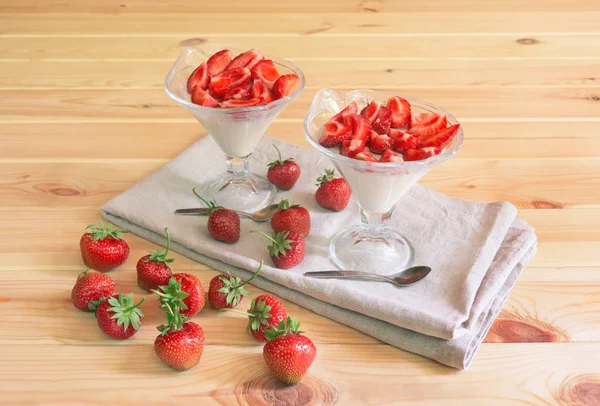Domácí italský zákusek panna cotta s čerstvými jahodami podávanými ve skleněných miskách se zmrzlinou a čerstvými jahodami. — Stock fotografie