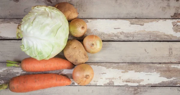 Surtido de verduras frescas sobre fondo de madera envejecida con espacio para copiar . —  Fotos de Stock