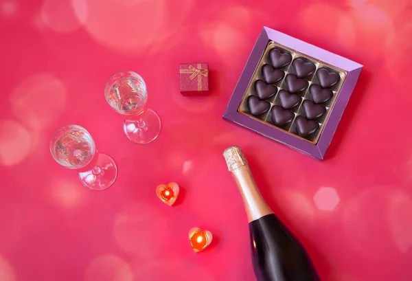 Romantisch Concept Twee Glazen Champagne Fles Champagne Doos Chocolade Cadeau — Stockfoto