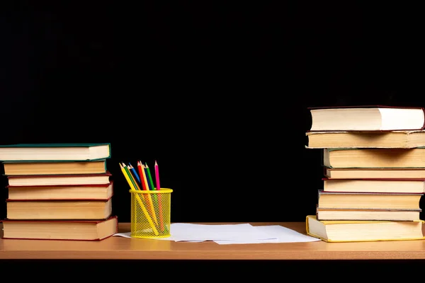 黒いスレートの背景に本と鉛筆の瓶が置かれたテーブルです 隔離だ テキストの場所だ モックアップ — ストック写真