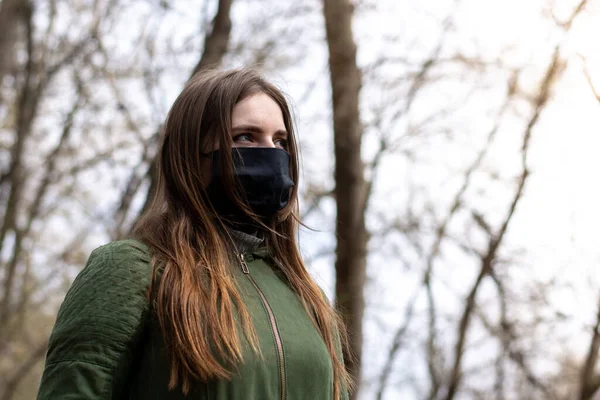 Primo Piano Una Giovane Ragazza Con Una Giacca Verde Parco — Foto Stock