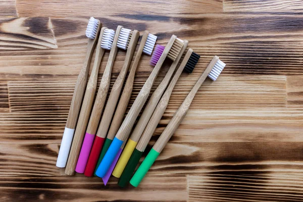 Muitas Escovas Dentes Bambu Multicoloridas Estão Fundo Madeira Eco Amigável — Fotografia de Stock