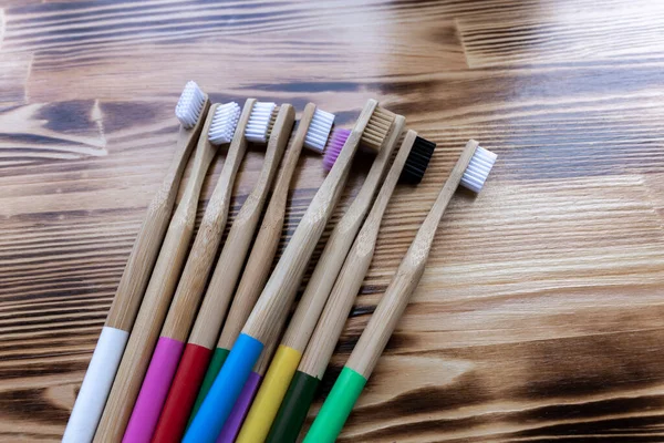 Muitas Escovas Dentes Bambu Multicoloridas Estão Fundo Madeira Eco Amigável — Fotografia de Stock