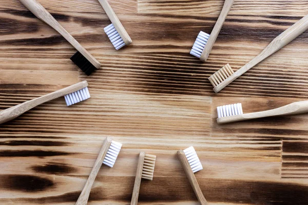 Muchos Cepillos Dientes Bambú Multicolores Yacen Sobre Fondo Madera Ecológico —  Fotos de Stock