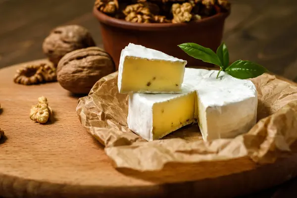 Queijo Camembert Brie Com Amêndoas Noz Sobre Fundo Madeira Espaço — Fotografia de Stock