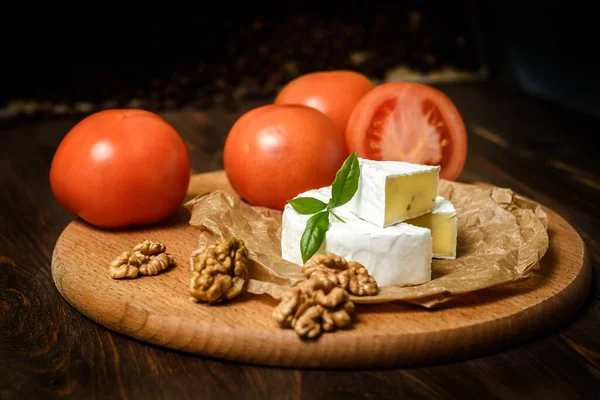 Queijo Camembert Brie Com Amêndoas Noz Sobre Fundo Madeira Espaço — Fotografia de Stock