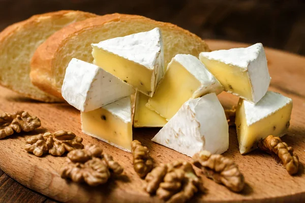 Queijo Camembert Brie Com Amêndoas Noz Sobre Fundo Madeira Espaço — Fotografia de Stock
