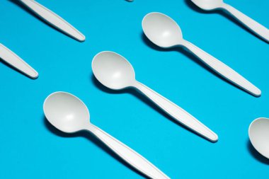 Mavi arka planda tek kullanımlık mısır nişastası. Biyo-çözünebilir sofra takımı. Çevre dostu, izole. Plastik değiştirme. modern biyomateryaller