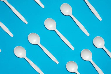 Mavi arka planda tek kullanımlık mısır nişastası. Geri dönüşümlü tek kullanımlık sofra takımı. Çevre dostu, izole. Plastik değiştirme. modern biyomateryaller