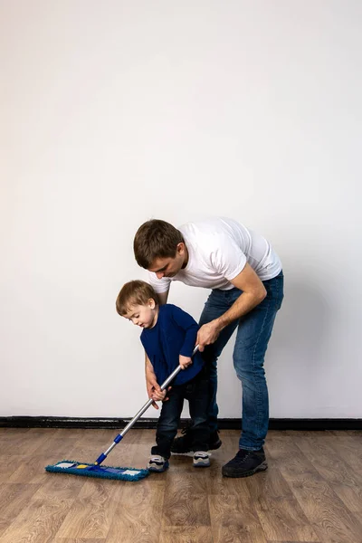Dad Teaches His Son Mop Floor Apartment General Cleaning House — Stock Photo, Image