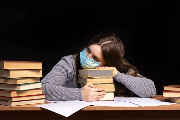 Una Joven Con Una Máscara Médica Sienta Una Mesa Con — Foto de Stock