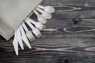 Doğal malzemelerden, tahta kaşıktan, çataldan, bıçaktan, çevreyle dost tek kullanımlık eşyalar.