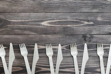 Doğal malzemelerden, ahşap çataldan, bıçaktan, çevre dostu tek kullanımlık eşyalar.