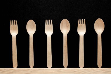 Arkaplanda ahşap çevre dostu yemekler var.