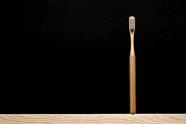 背景为竹制的牙刷 文字的位置 生态产品 生态友好型 — 图库照片