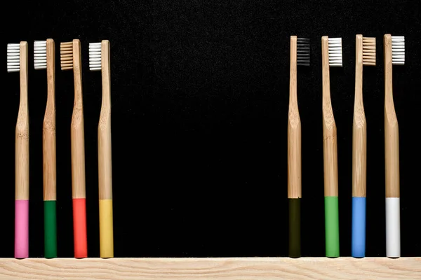 Escovas Dentes Bambu Fundo Ardósia Lugar Para Texto — Fotografia de Stock
