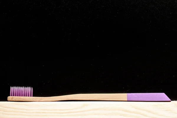 Οδοντόβουρτσα Από Μπαμπού Λιλά Φόντο Από Πλάκα Θέση Για Κείμενο — Φωτογραφία Αρχείου