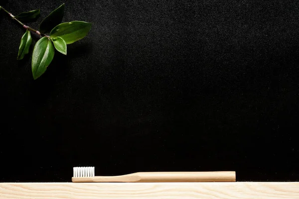 Escova Dentes Bambu Branco Fundo Ardósia Lugar Para Sms Ecoproduto — Fotografia de Stock