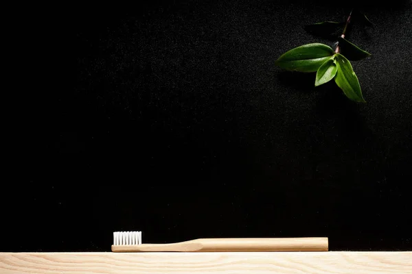 Escova Dentes Bambu Branco Fundo Ardósia Lugar Para Sms Ecoproduto — Fotografia de Stock