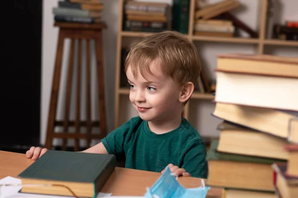 Bambino Tre Anni Siede Una Scrivania Con Dei Libri Nelle — Foto Stock