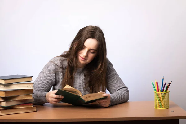 Una Joven Sienta Una Mesa Lee Libro Estudiante Preparándose Para — Foto de Stock