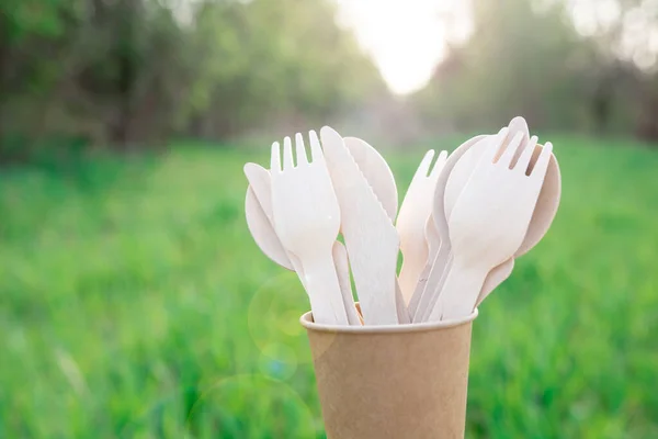 Tenedores Madera Desechables Cucharas Cuchillos Una Taza Papel Sobre Fondo — Foto de Stock