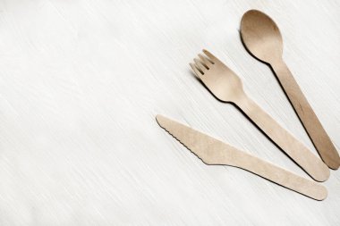 Doğal malzemelerden, tahta kaşıktan, çataldan, bıçaktan, çevre dostu tek kullanımlık eşyalar. Metin için yer