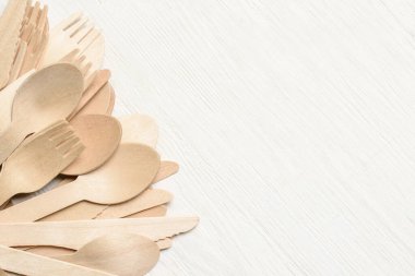 Doğal malzemelerden, tahta kaşıktan, çataldan, bıçaktan, çevre dostu tek kullanımlık eşyalar. Metin için yer