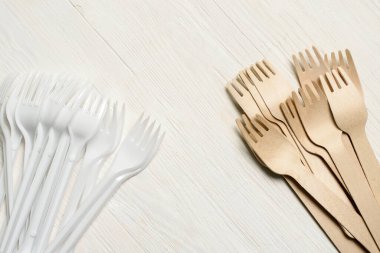 Doğal malzemelerden, tahta kaşıktan, çataldan, bıçaktan, çevreyle dost tek kullanımlık eşyalar. Plastik ve ahşap kap kacak karşılaştırması. Metin için yer 